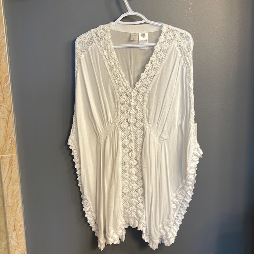 Pretty white shirt size large (or could use as a bathing suit cover)